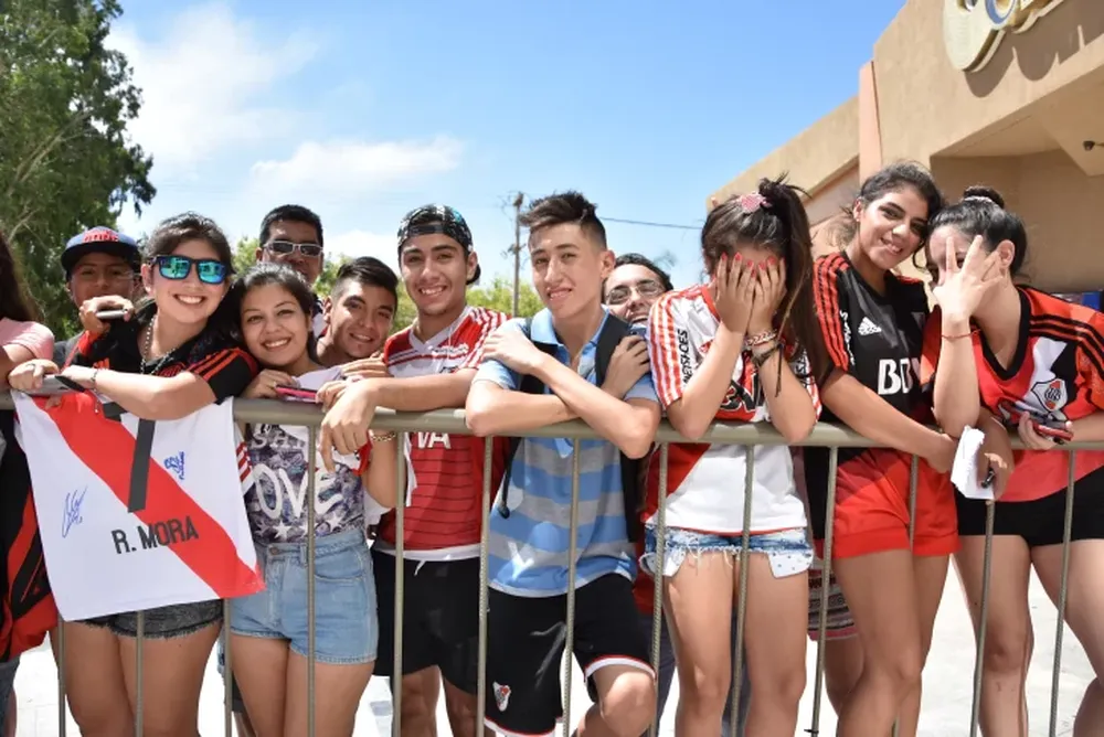 Caluroso recibimiento sanjuanino para River