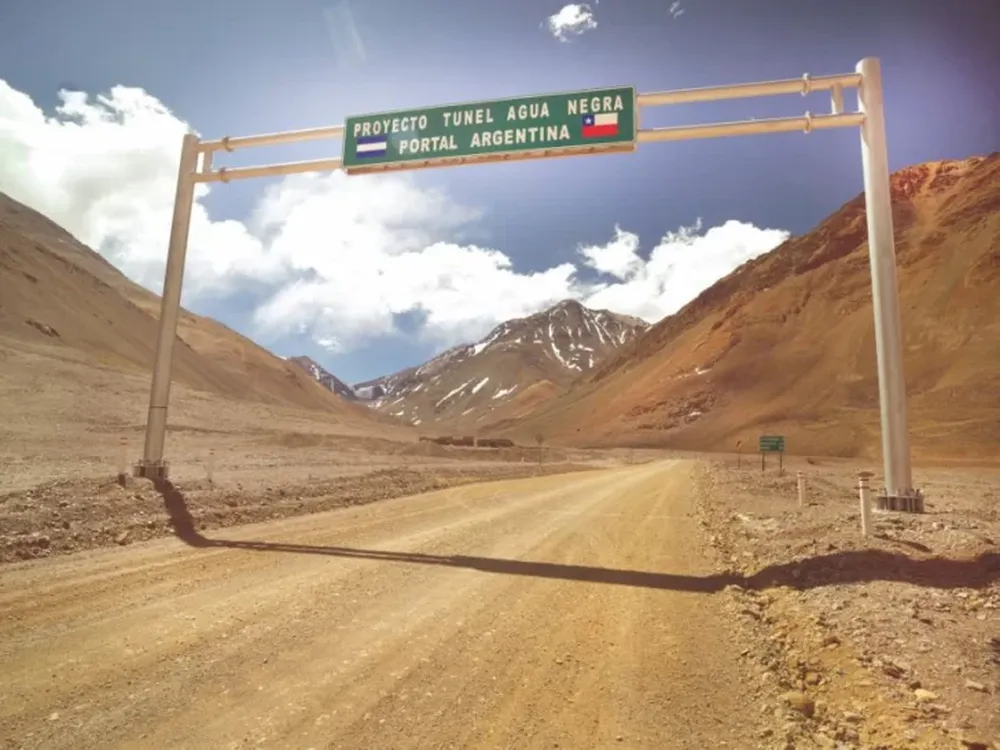 Paso de Agua Negra: una camioneta volcó en una zona peligrosa y una persona quedó atrapada