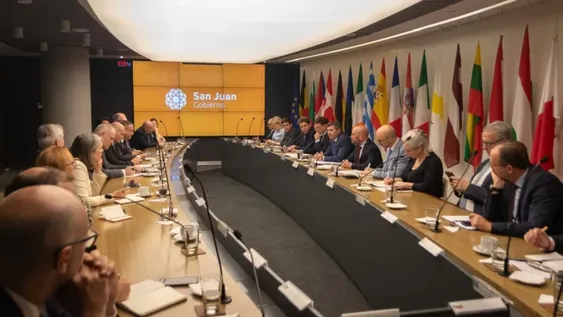 DISERTACIÓN. La comitiva sanjuanina explicó las condiciones locales y nacionales para inversiones y los 22 miembros presentes pudieron hacer consultas.