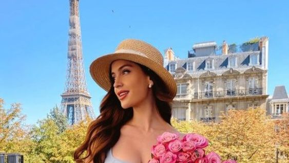 ¡Se preparó, se puso linda! La ex de Maluma fulminó con un diminuto escote navideño