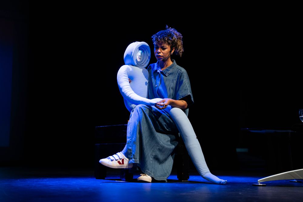 Yina Jiménez Suriel, curadora de Conexión ArteBa 2026, durante su intervención en Mendoza.&nbsp;