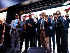 Los representantes de las bodegas ganadoras del Gran Oro levantan sus copas en el escenario del Salón Grazia, durante el momento más esperado de la gala de la 38ª Cata San Juan.