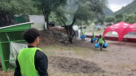Diario de Cuyo | APIVA realizó un gran operativo de limpieza antes y después del Safari tras las Sierras.