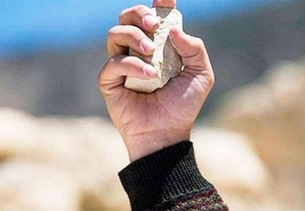 Atacó a su pareja, le destrozó el frente de la casa y prometió: “Te voy a matar”