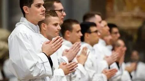 EN LA IGLESIA CATÓLICA, los diáconos son hombres ordenados que sirven a la Iglesia como ministros. Su función principal es el servicio, tanto en la liturgia como en la caridad.