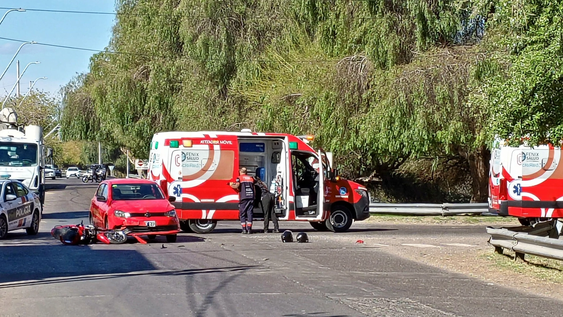 choque en circunvalacion: moto y auto involucrados
