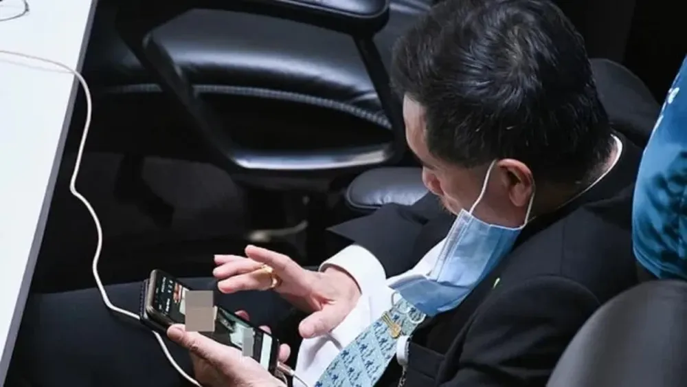 Sorprenden a un legislador mirando porno en plena reunión de presupuesto