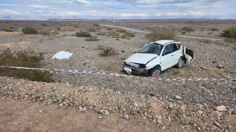 Perdió el control de su vehículo, volcó y su acompañante falleció