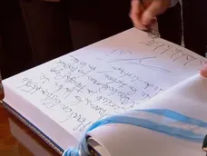 Qué dice el libro que firmó Javier Milei en la apertura de sesiones ordinarias Qué dice el libro que firmó Javier Milei en la apertura de sesiones ordinarias