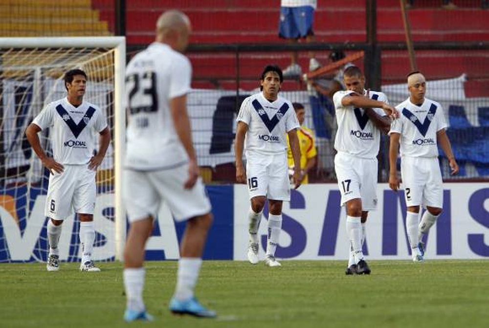 Vélez cayó en Chile y complicó su futuro en el certamen