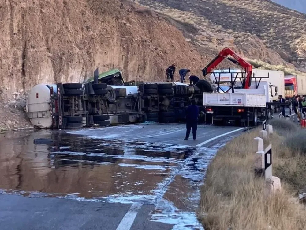 Murió un conductor en el choque de 2 camiones y cerraron el Paso Cristo Redentor