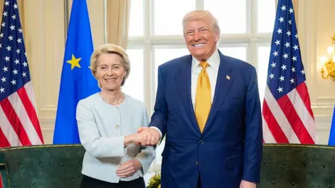 EL PRESIDENTE de Estados Unidos, Donald Trump, y la presidenta de la Comisión Europea, Ursula von der Leyen tras llegar a un acuerdo comercial que brinda cierta tranquilidad al bloque de Europa Occidental.