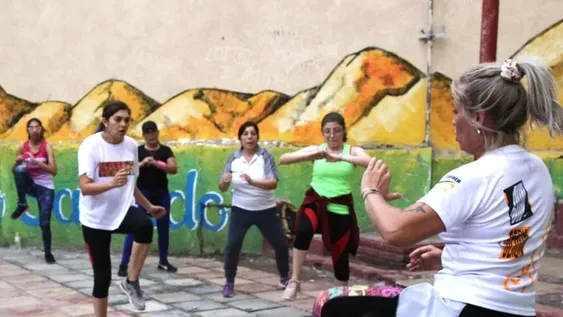 Con zumba gratis en las plazas buscan motivar a los vecinos a cuidar su salud