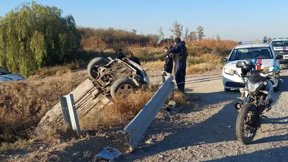 Un joven perdió el control, chocó de atrás a un utilitario y cayó con su auto a una zanja