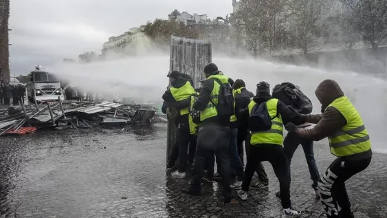 Francia, un campo de batalla por la marcha de “chalecos amarillos”