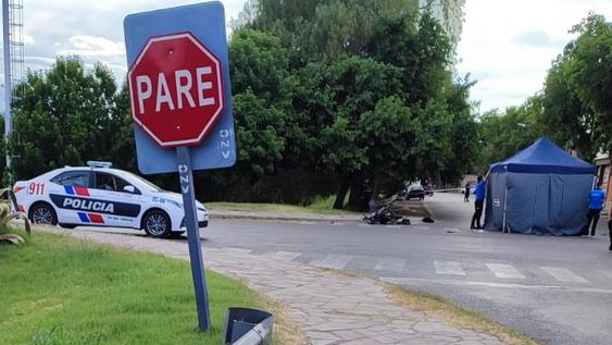Un joven en auto debía parar, no lo hizo y provocó un accidente mortal en Capital