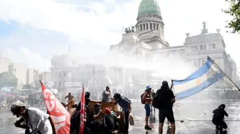 Tensión en el Congreso: incidentes con molotov, cuatro policías heridos y 37 detenidos en la marcha contra la reforma laboral