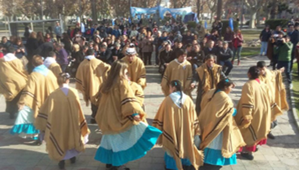 Con folclore arrancó el festejo en la Plaza Laprida