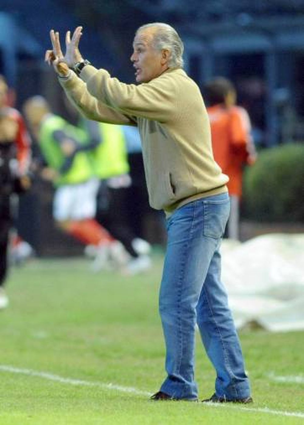 Sabella mete presión