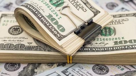 El dólar volvió a moverse con volatilidad en el mercado cambiario argentino este lunes. &nbsp;