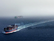 Buques mercantes transitan por el mar Rojo bajo la protección de la fragata italiana Bergamini, como parte de la operación de la Unión Europea&nbsp;