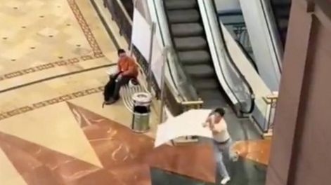 La insólita persecución en un shopping por un cartel de Taylor Swift