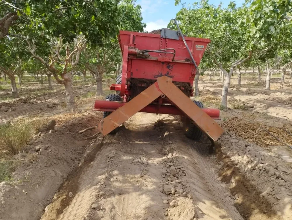 El abono tiene mejores resultados porque aporta buena cantidad de nutrientes y por más tiempo.