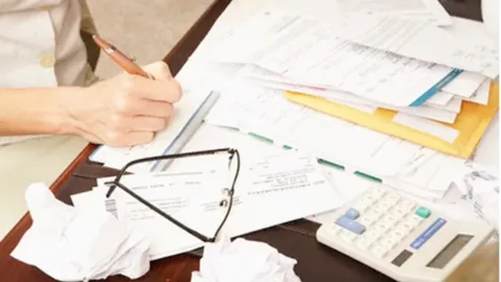 Calculadora en mano: cómo saber si conviene pagar compras en cuotas o contado