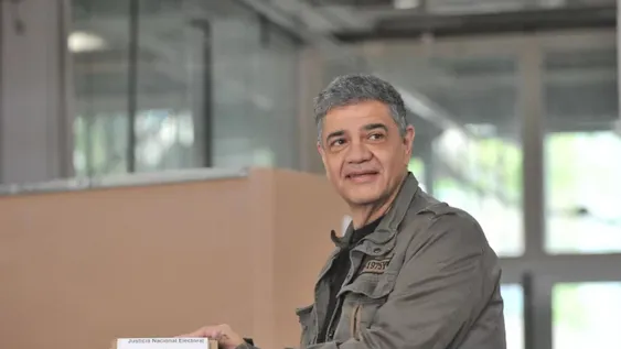 Ganó Macri pero define con Santoro en balotaje