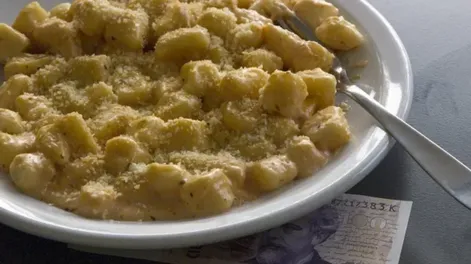 Por qué se pone plata debajo del plato de ñoquis.