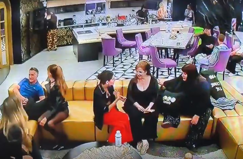 Pincoya est&aacute; de espaldas, en el sector de la cocina mientras dos de sus compa&ntilde;eros se burlan de sus pantalones. (Foto: captura de Telefe)