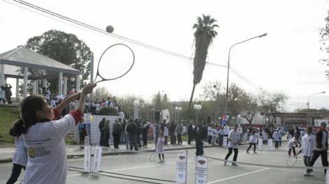 Una calle que pasó a ser una gran cancha de tenis