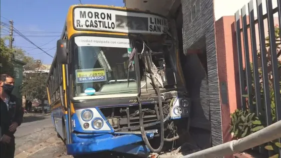 Bolivia: 31 muertos al caer un colectivo a un precipicio
