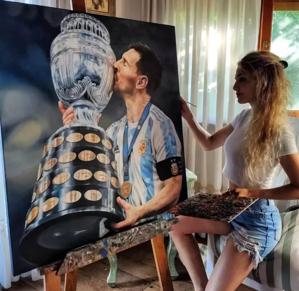 Locura por Messi: una artista pintó un cuadro hiperrealista del astro y se lo llevó a la AFA