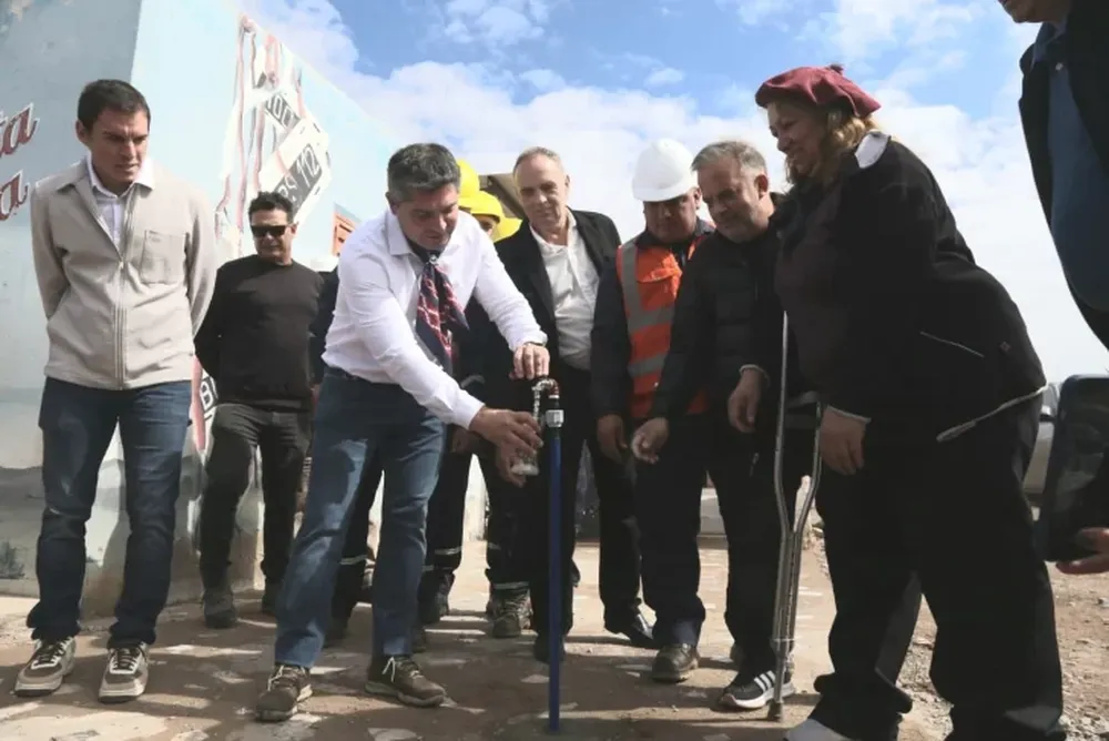 Orrego inauguró las conexiones domiciliarias de agua en el Loteo Vallecito