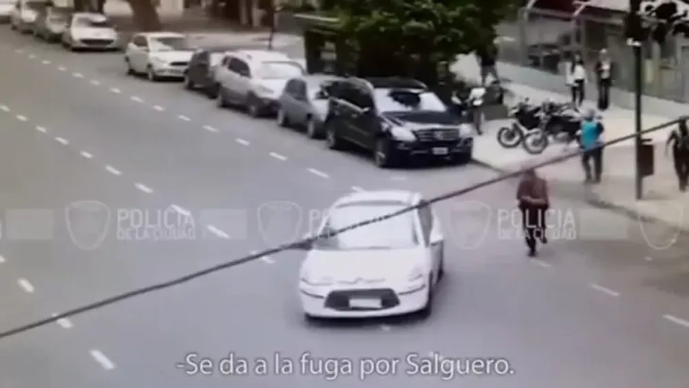 Robó tres botellas de vino de un supermercado y escapó en auto a toda velocidad