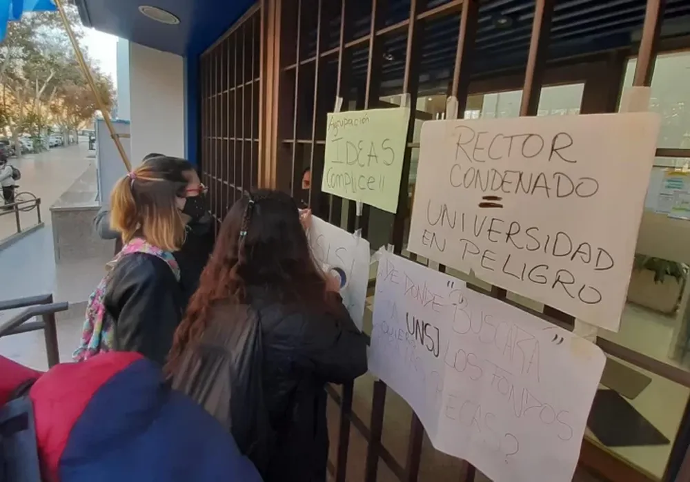Los estudiantes, con cánticos y pancartas, pidieron “democracia” y la renuncia de Nasisi