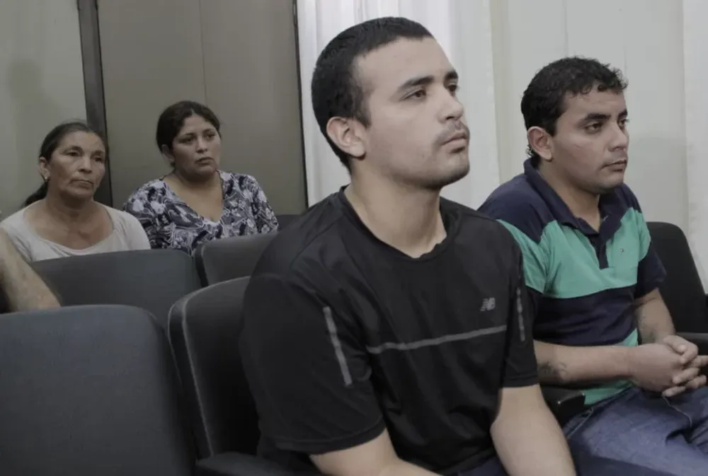 LOS HERMANOS Nahuel (izquierda) y Jonathan fueron considerados culpables. Al último le dieron perpetua. Atrás, la abuela y la madrina del bebé asesinado, se mostraron conformes con el fallo.