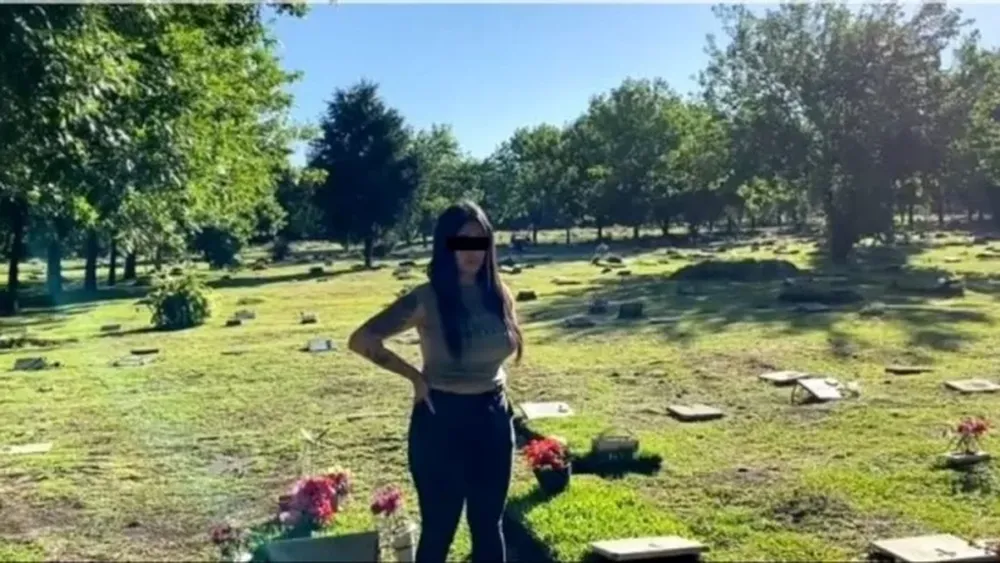 Grabaron imágenes porno en un cementerio y los denunciaron por profanar una tumba