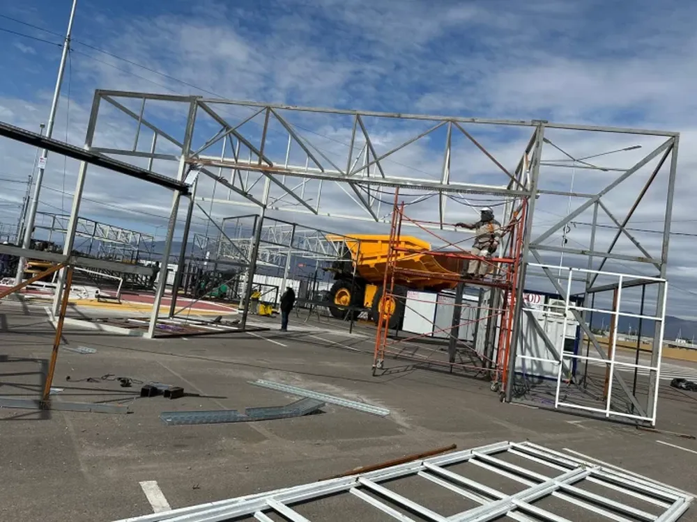 Junto al armado de las instalaciones para la Feria Temática de la FNS se avanzó con la instalación de las nuevas cámaras de seguridad.