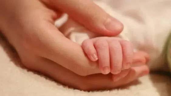 Un bebé murió luego de caer a una pileta, su abuela se enteró y falleció de un infarto