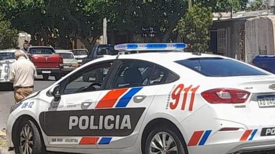 Turistas perdieron el control, volcaron y terminaron en el interior de un canal sin agua