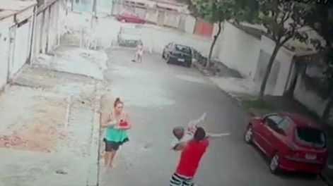 Un pitbull atacó salvajemente a un niño de 5 años pero un hombre logró salvarlo