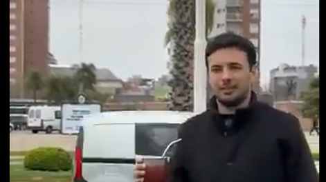 Un candidato hizo viral cuánto tardaron en taparle un cartel suyo