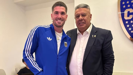 El presidente de la AFA, Chiqui Tapia,&nbsp; junto a Rodrigo De Paul.