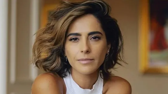 Victoria Vanucci se mostró en bikini entre llamas y chorizos