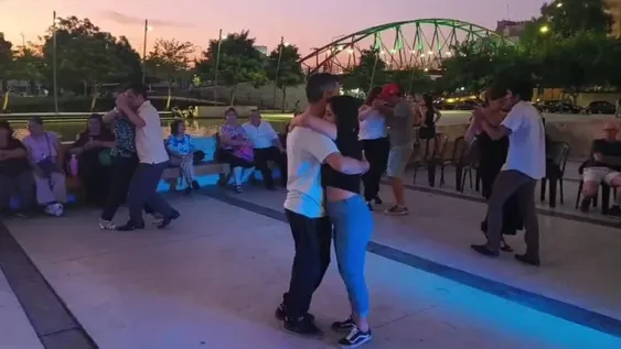 Con profes dispuestos a enseñar y a acompañar, las prácticas de tango son una de las actividades preferidas de este verano