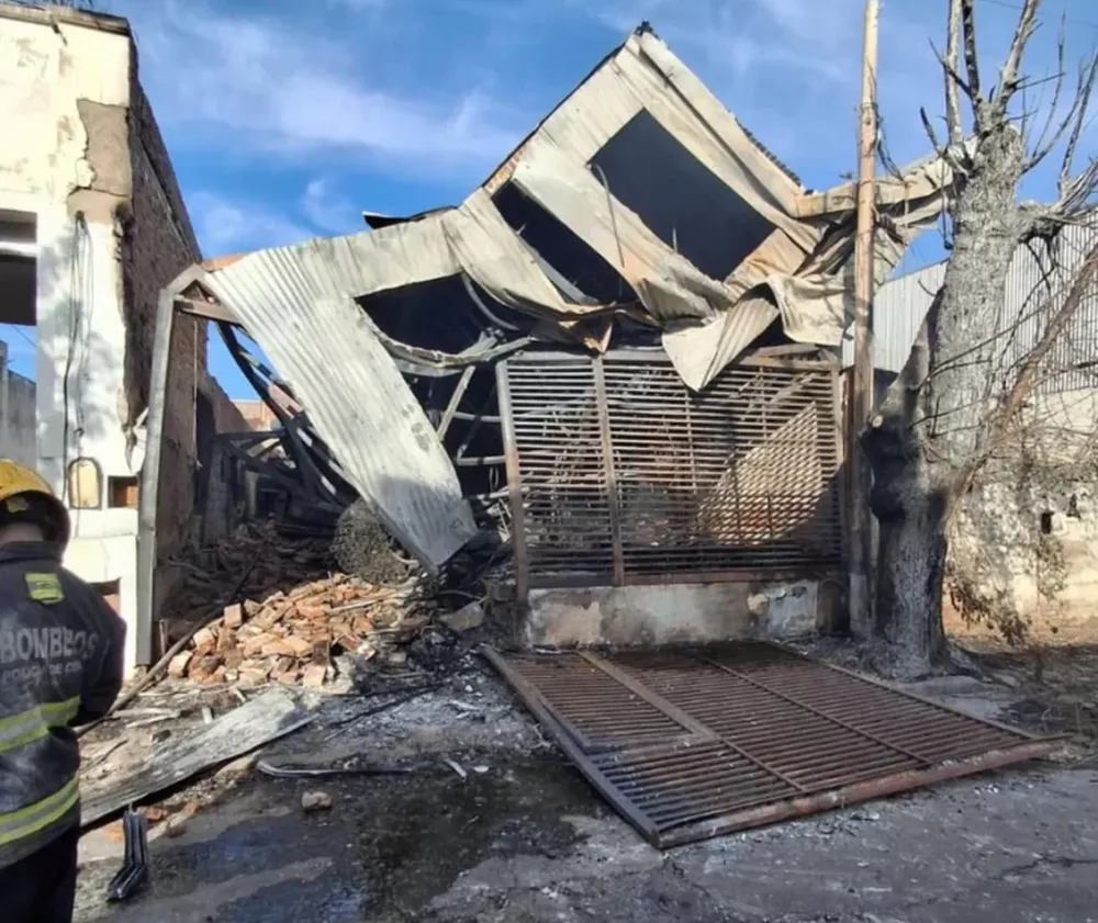 Tragedia en una pensión: un incendio consumió todo y mató a dos personas