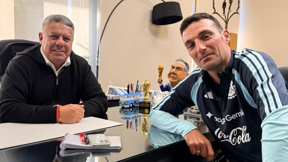 Lionel Scaloni se sacó una foto con Chiqui Tapia.