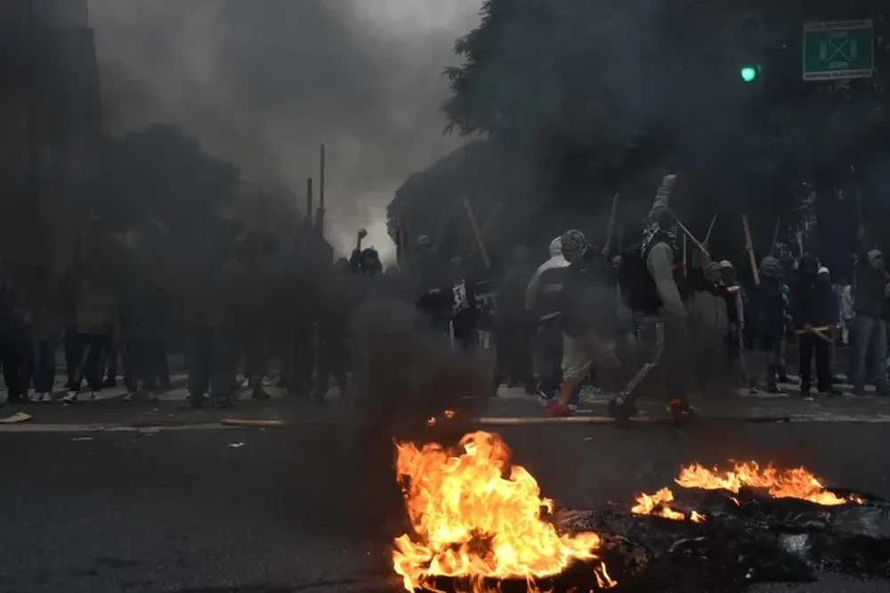 Incidentes en la 9 de Julio: piqueteros cortaron la calle y fueron desalojados
